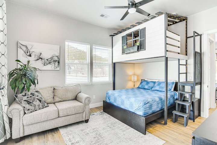 Romantic Mountain Retreat w / Scenic Views!