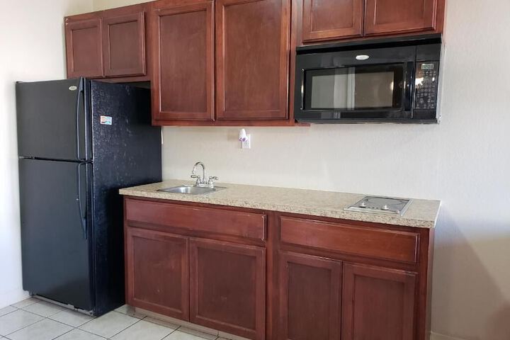 Crossroads Inn & Suites