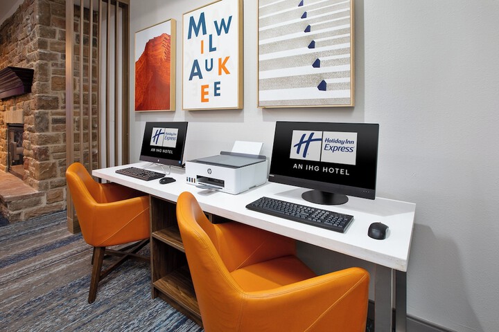 Holiday Inn Express & Suites Milwaukee Nw Park Place by IHG
