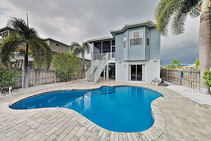 Immaculate Canal W / Pool Dock & Game Lounge 4 Bedroom Home