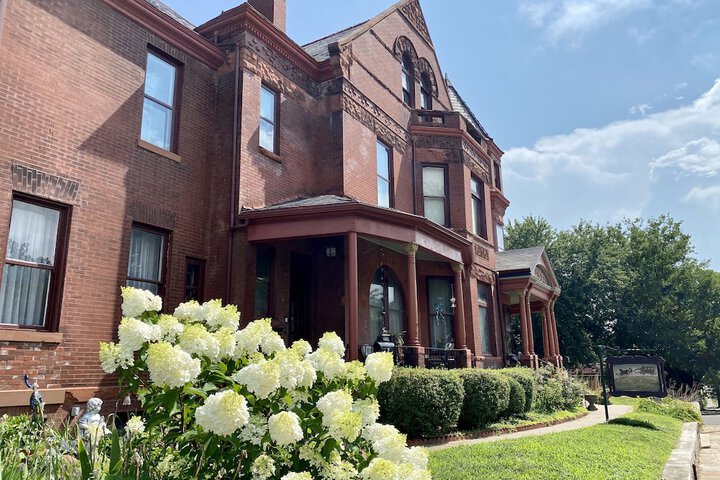 Vineyard Mansion & Carriage House Bed & Breakfast