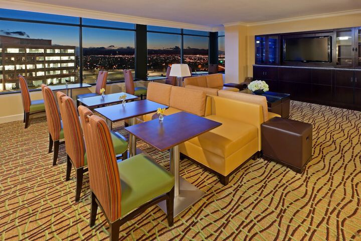 Lounge 41 of 44