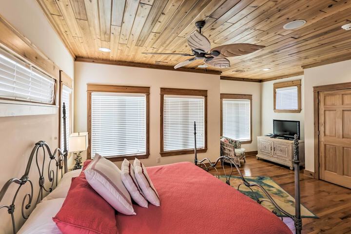 Riverfront Carrabelle Home w / Furnished Patio!