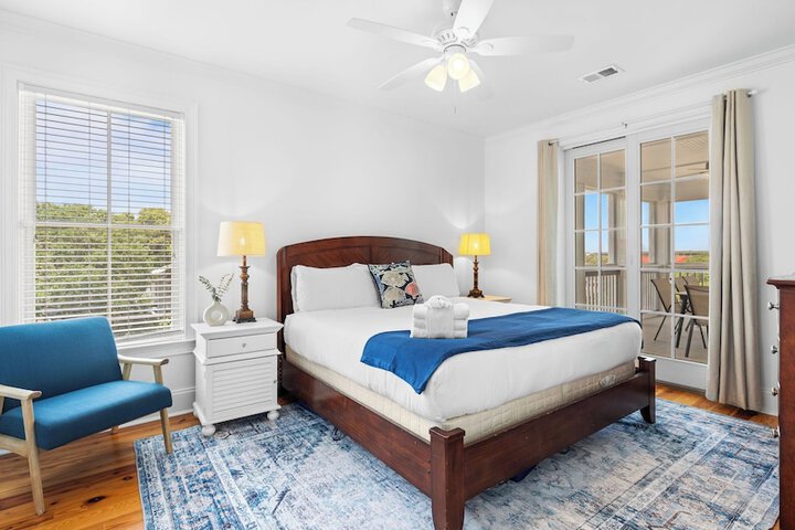 1 Block to Beach Newly Renovated 6bdr w / Rooftop Views Sand Dune by Avantstay