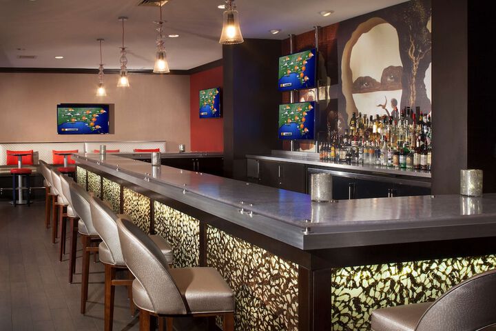 Lounge 80 of 88