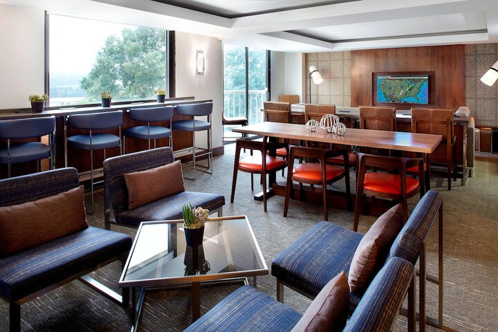 Lounge 52 of 67
