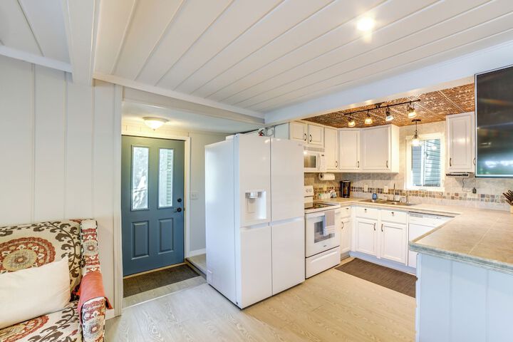 Big Pine Island Lake Cottage w / Boat Dock & Kayaks