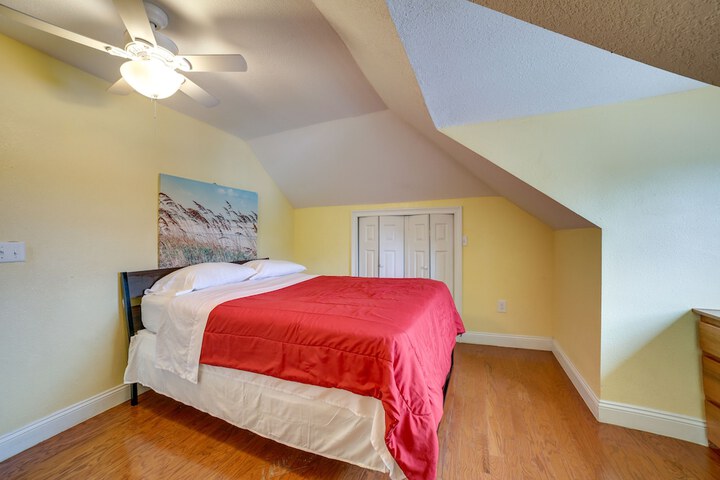 Inviting Connellsville Getaway w / Deck!