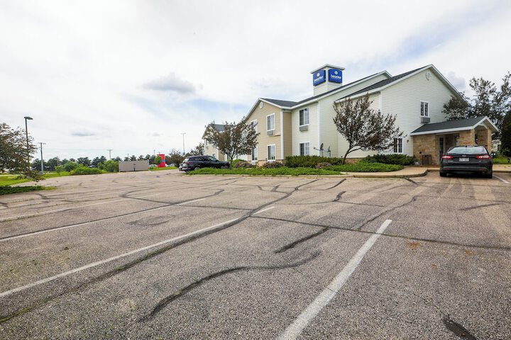 Evansville Inn & Suites by OYO