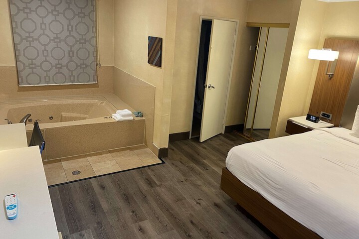 Room 32 of 37