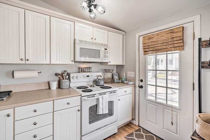Bright Belmar Cottage Half Mi to Boardwalk!