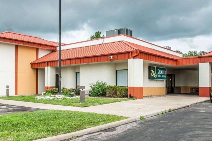 Quality Inn & Suites Kansas City I-435n Near Sports Complex