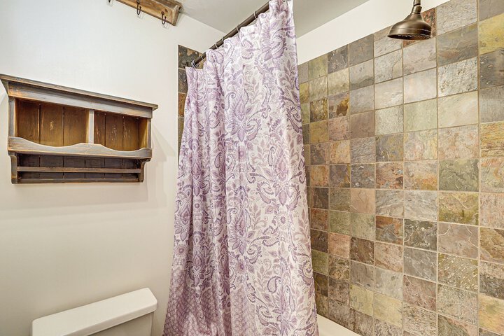 Spacious & Historic Cabin in New Haven w / Pond!