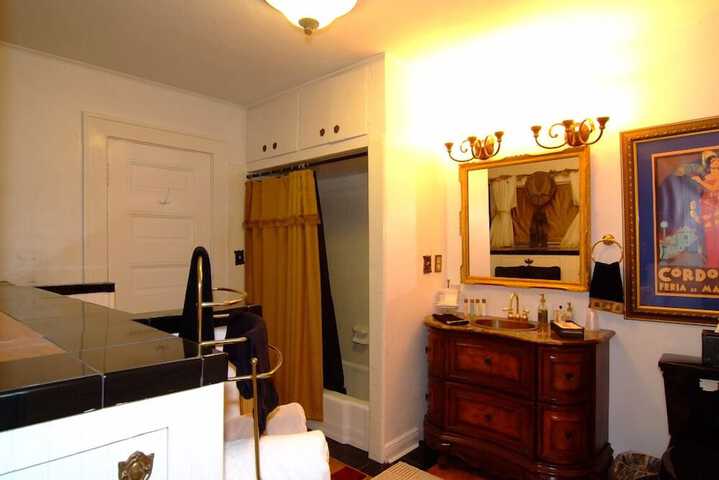 Room 16 of 38