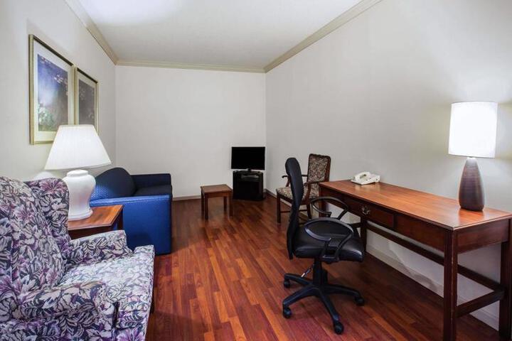 Days Inn by Wyndham Midland