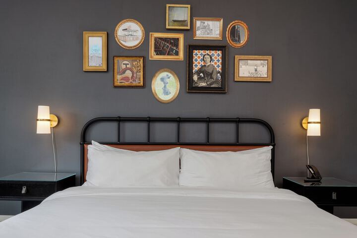 Room 32 of 60