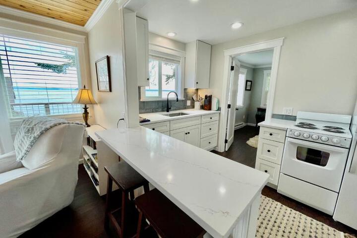 Puget Sound Chic Romantic Cottage with Private Beach Access & Gated Entry