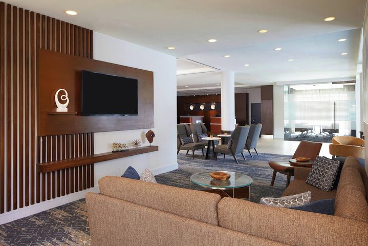 Lounge 49 of 53