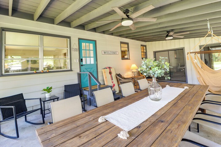 Charming Canalfront Retreat w / Double Boat Slip!