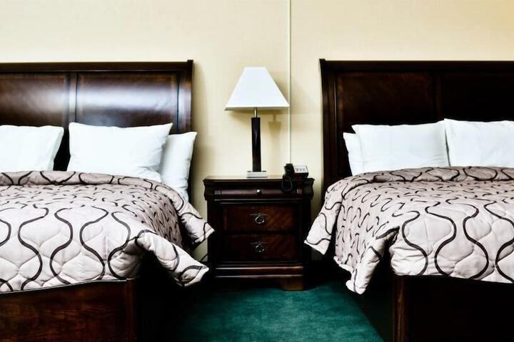 Pacer Inn & Suites Delaware