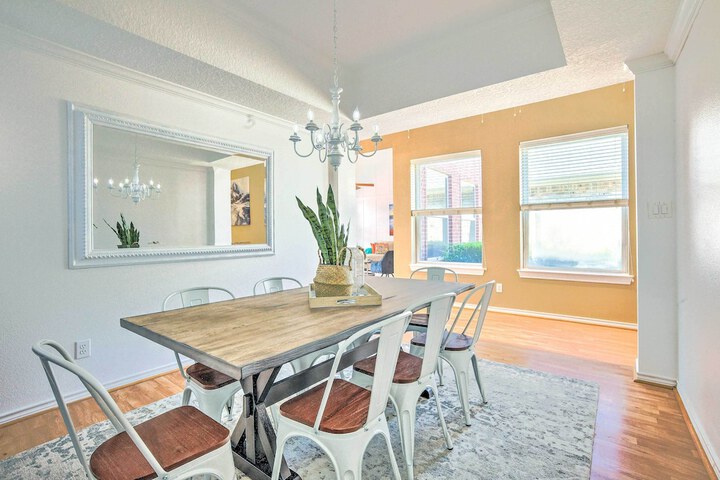 Beautiful Montgomery Home w / Lakefront Deck!