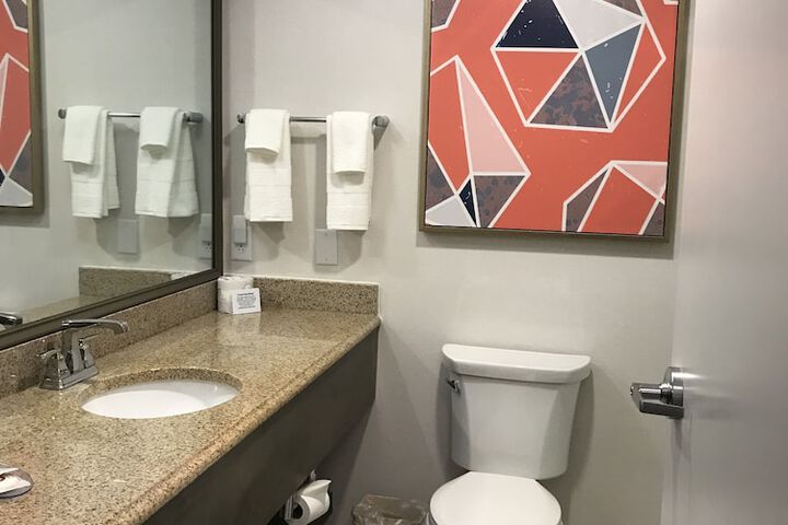 Comfort Inn & Suites NW Milwaukee