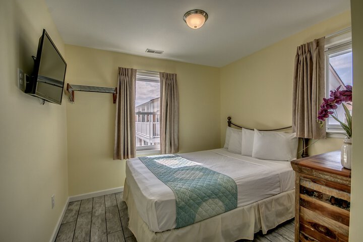 Daytona Inn & Suites