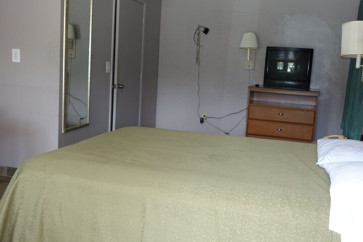 Room 11 of 18