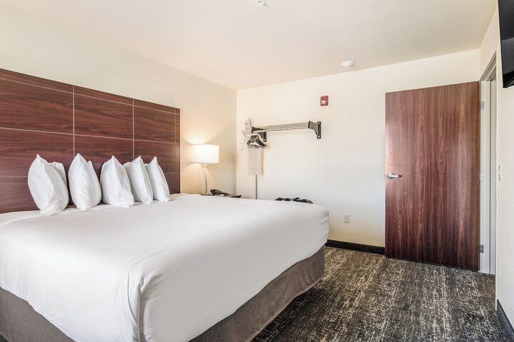 Cobblestone Hotel & Suites - Newport