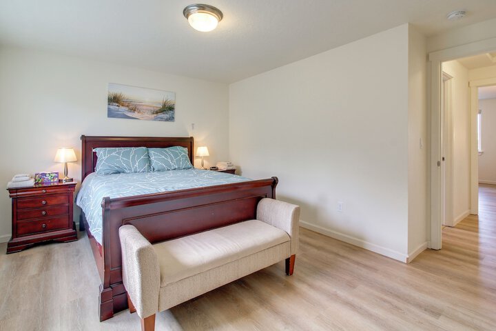 Spacious Bandon Getaway - 2 Blocks to Ocean!