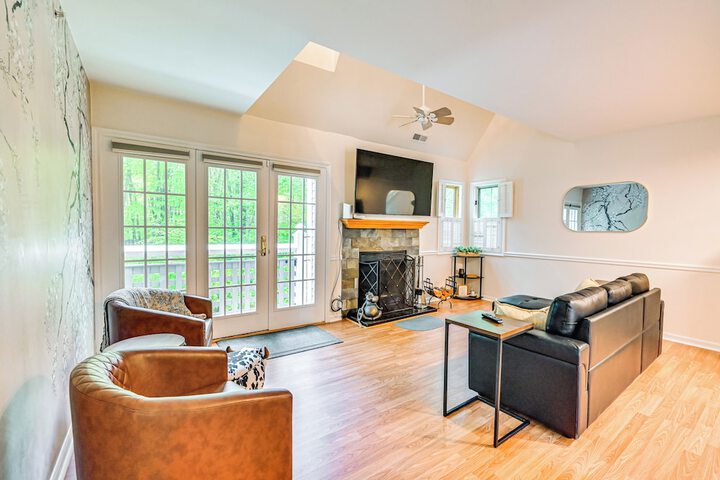 1 Mi to Mohegan Sun: Studio w / Pool Access