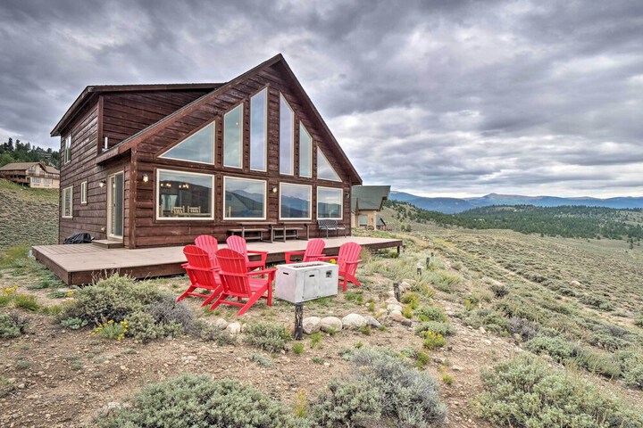 Breathtaking Views: Twin Lakes Retreat w / Deck