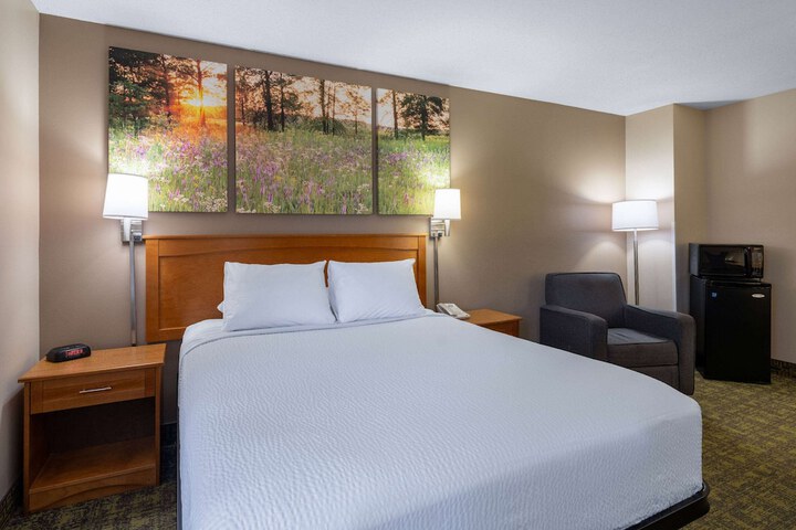 Days Inn & Suites by Wyndham Madison