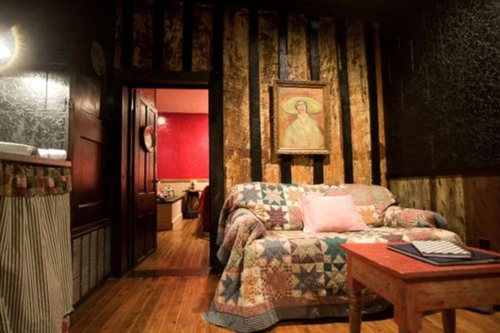 Room 52 of 103