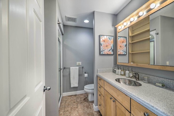Cozy Whitehall Hideaway w / Hot Tub + Chiminea!