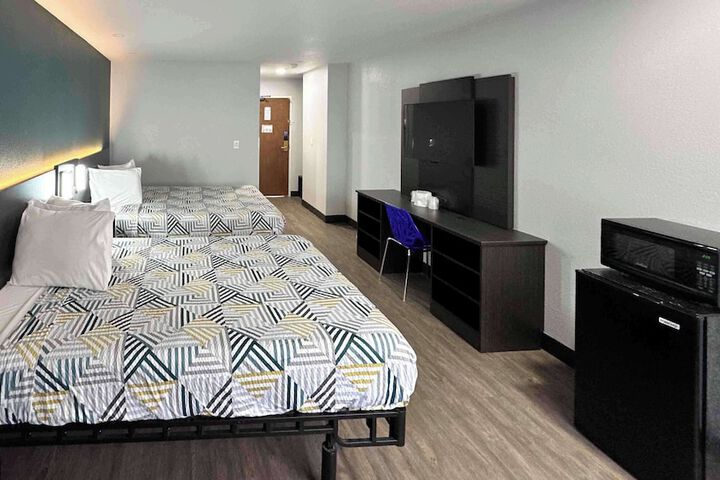 Room 8 of 18