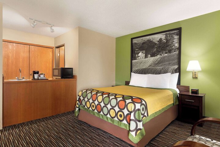 Super 8 by Wyndham Germantown / Milwaukee