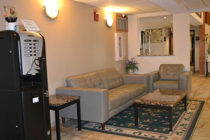 Super 8 by Wyndham Germantown / Milwaukee