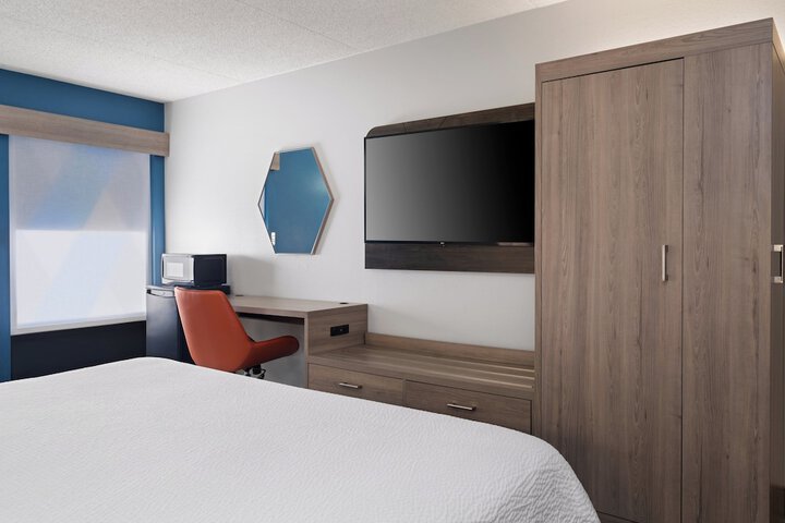 Holiday Inn Express Indianapolis Airport by IHG