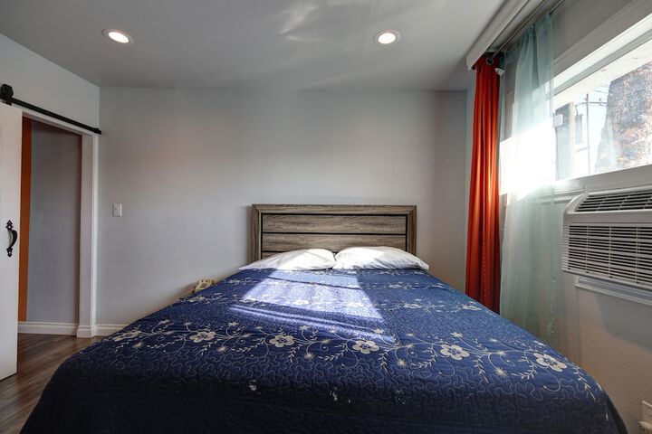 Room 16 of 38