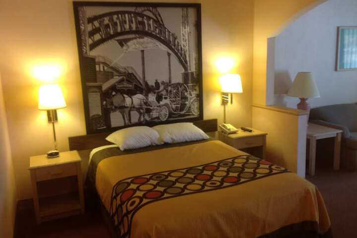 Room 10 of 33