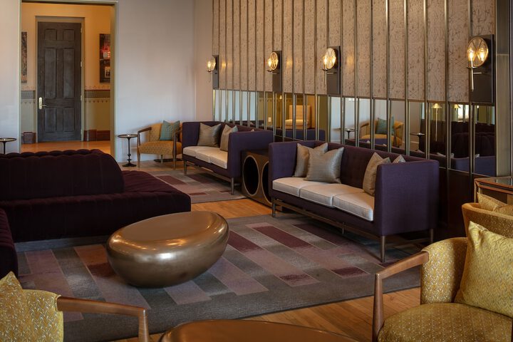 Lounge 28 of 32