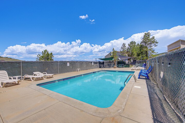 Ski-in / out Granby Ranch Condo w/ Balcony!
