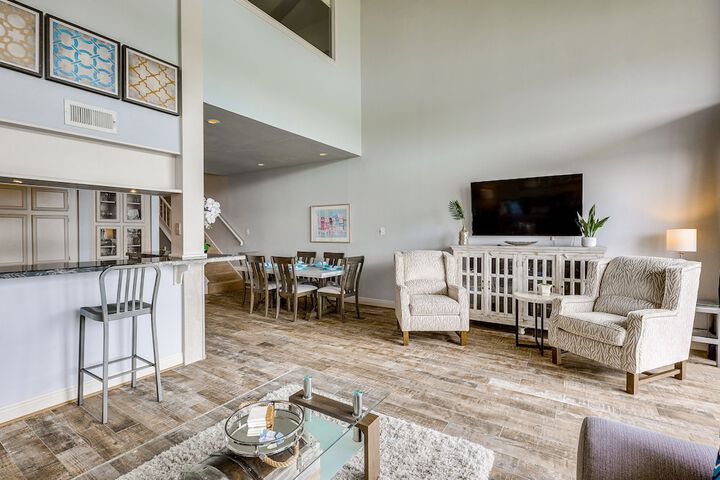 Beautiful Waterfront Condo on Lake Conroe w / Dock