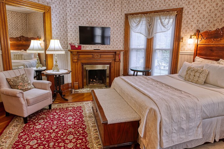 Rockwell Falls Inn and Wine Bar