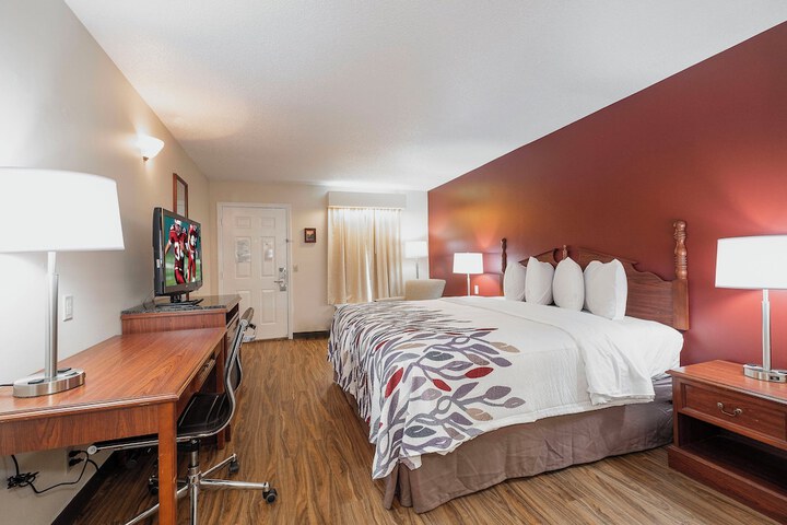 Red Roof Inn & Suites Calhoun