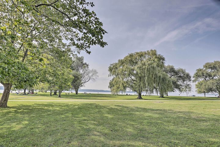 Serene Lodi Escape w / Deck: Boat Hike & Sip!