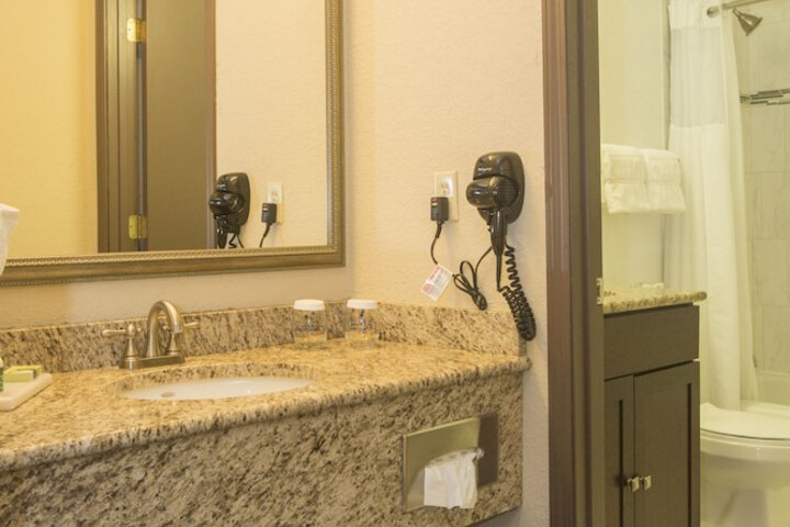 Ivy Court Inn & Suites