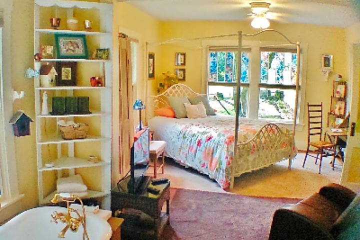 Maple Leaf Cottage Inn