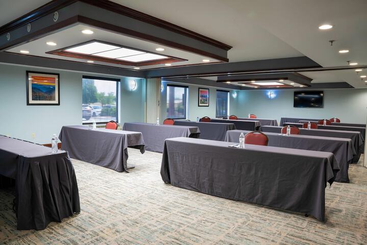 Comfort Suites Outlet Center